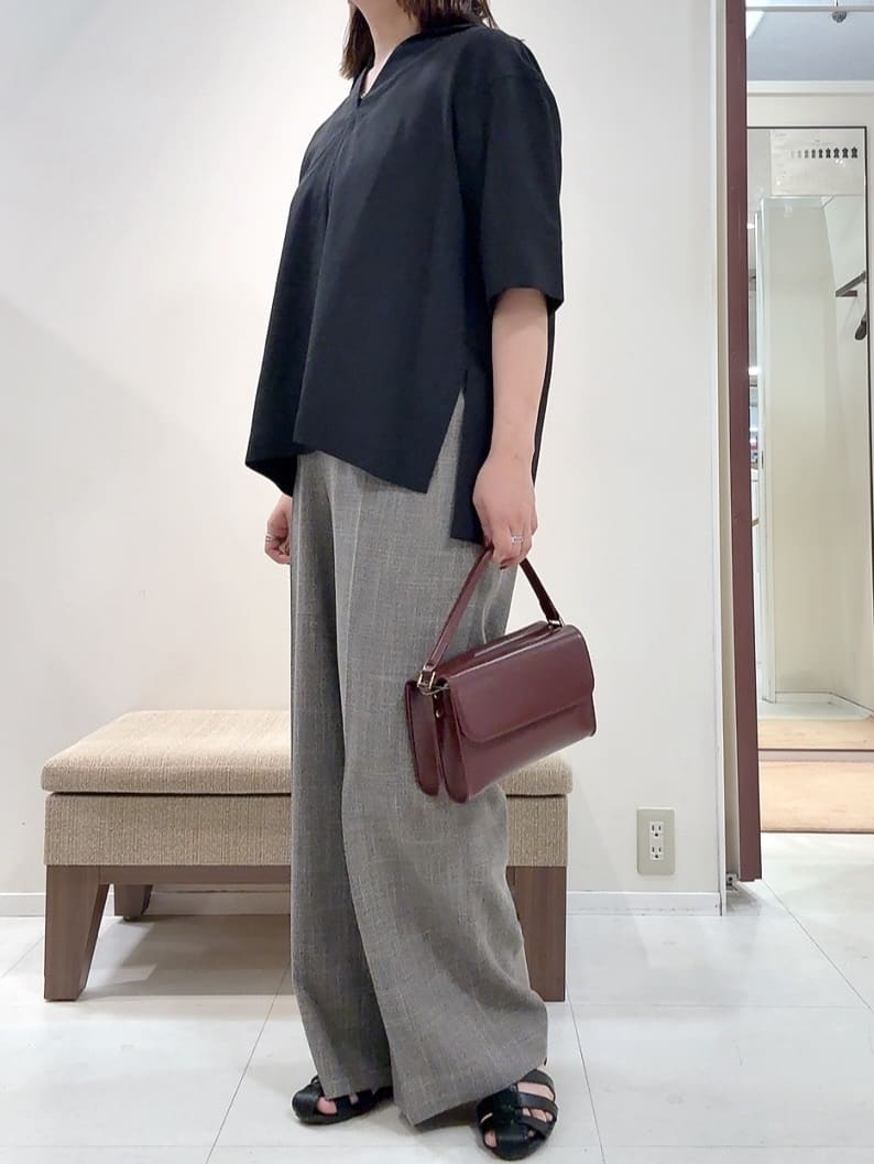 YUIさんの「UNTITLED｜【UVカット/接触冷感/吸水速乾/ゆったり】V開きネックシャツ」を使ったコーディネート