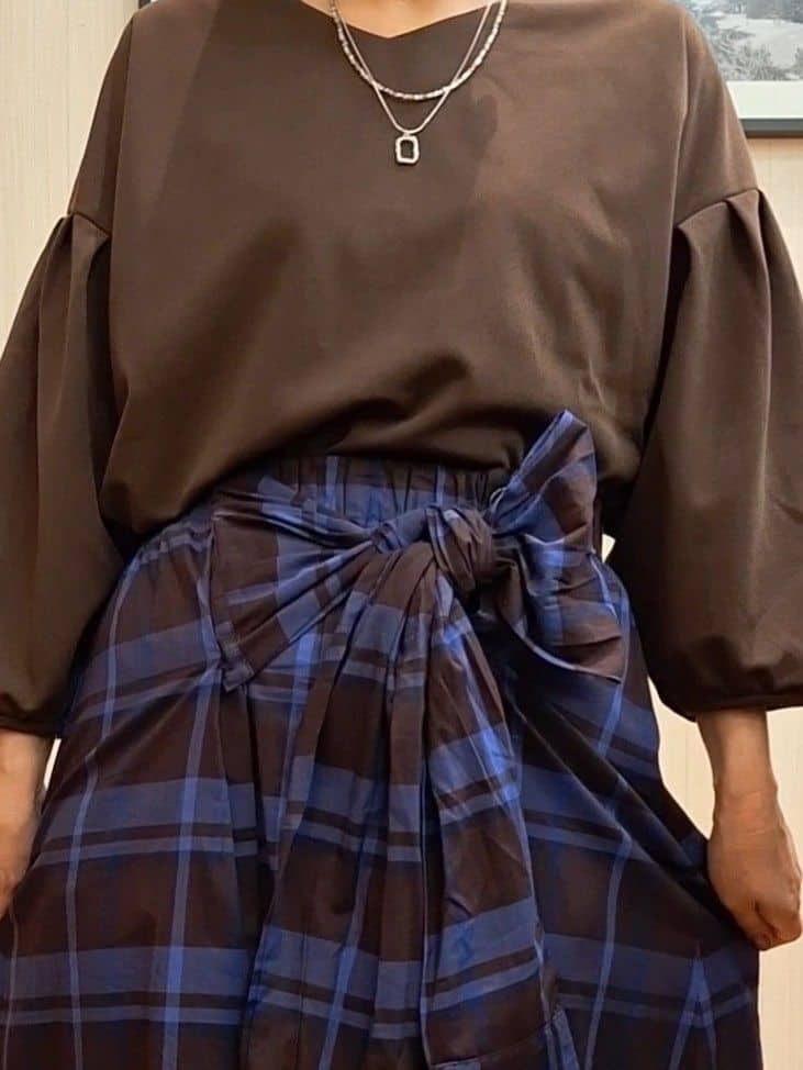 Saoさんの「SHOO･LA･RUE｜【2点セット/7分袖】大人のきれい見え お袖タック入りアクセ付きトップス」を使ったコーディネート