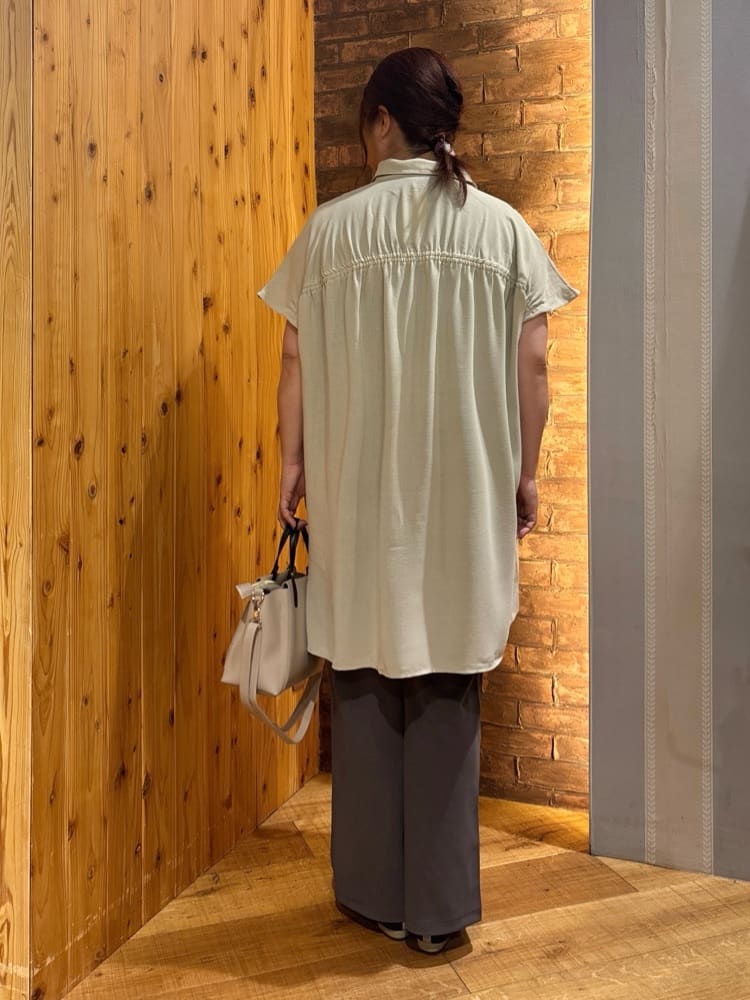 ゆかぴさんの「SHOO･LA･RUE｜【S-LL/体型カバー】さらりとしたタッチが心地よい バックギャザーブラウス」を使ったコーディネート