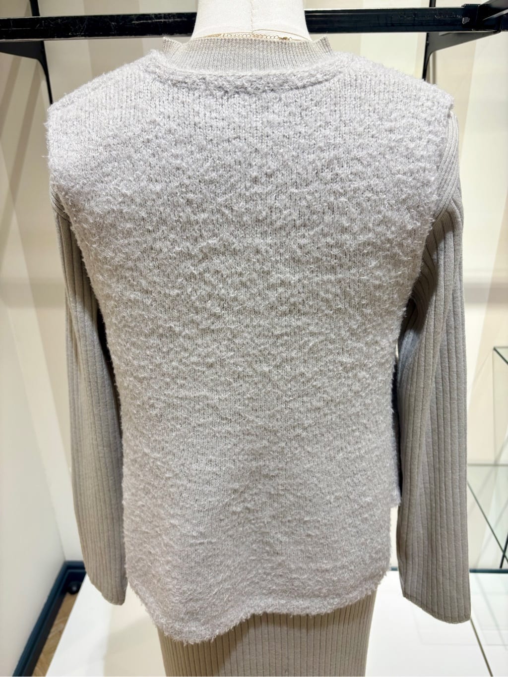 kikiさんの「grove｜【2点SET/体型カバー】一枚で決まる、ペプラムベスト&times;ニットワンピース」を使ったコーディネート