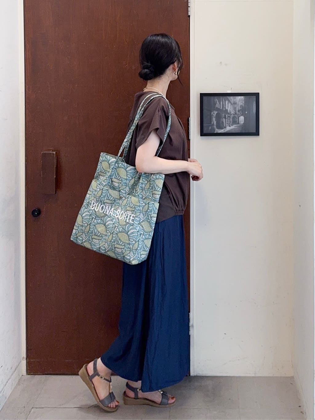 𝐇𝐢𝐫𝐨𝐦𝐢さんの「SHOO･LA･RUE｜【S-LL/裏地ひんやり】スカート見えで上品に マットサテンスカーチョ」を使ったコーディネート