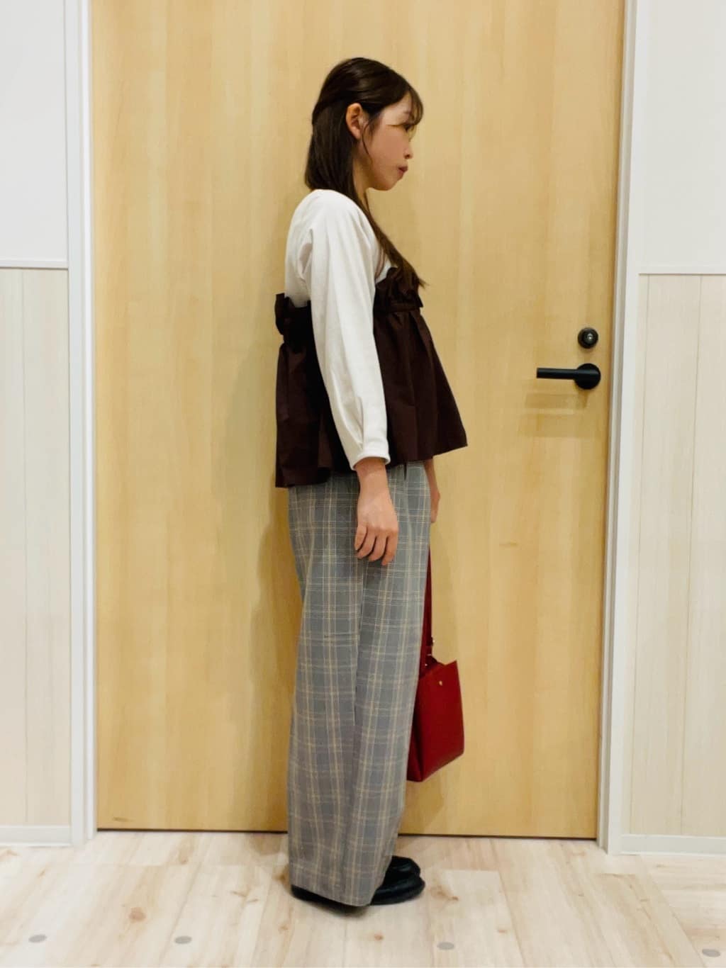 minamiさんの「SHOO･LA･RUE｜【洗濯機可/S-LL】1枚で華やか フリルドッキングトップス」を使ったコーディネート