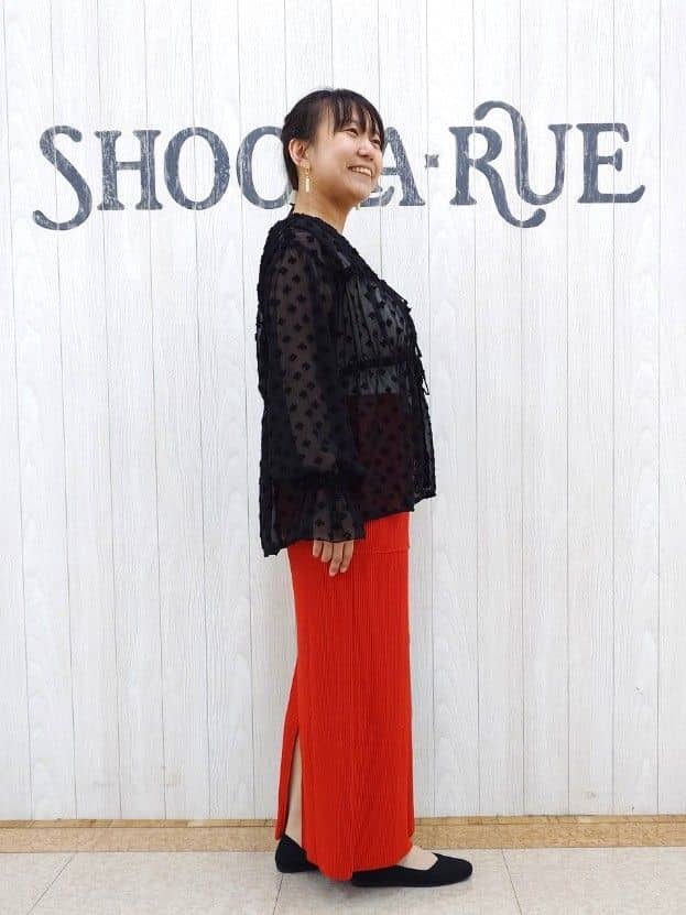 とろろさんの「SHOO･LA･RUE｜華やかにさをプラスする シアードビー シャーリングブラウス」を使ったコーディネート