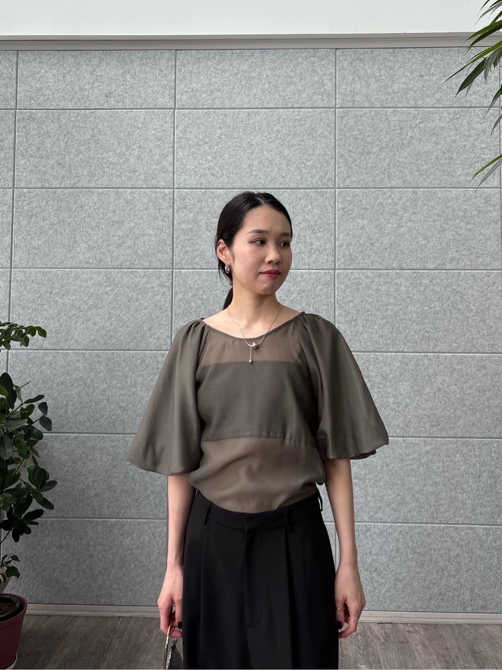 ひなさんの「INDIVI｜ボリュームスリーブブラウス」を使ったコーディネート