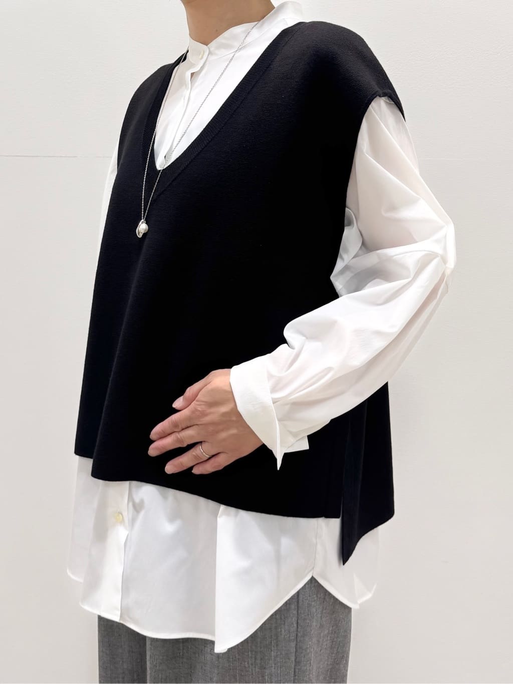 koyaさんの「Reflect｜【さらっと一枚で決まる／重ね着にもおすすめ◎】タックスリーブシャツブラウス」を使ったコーディネート