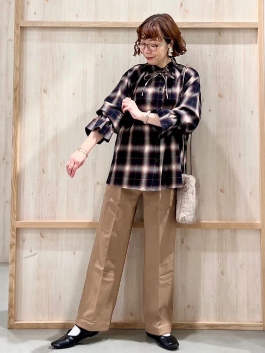 nakoさんの「THE SHOP TK｜起毛オンブレフリルブラウス」を使ったコーディネート