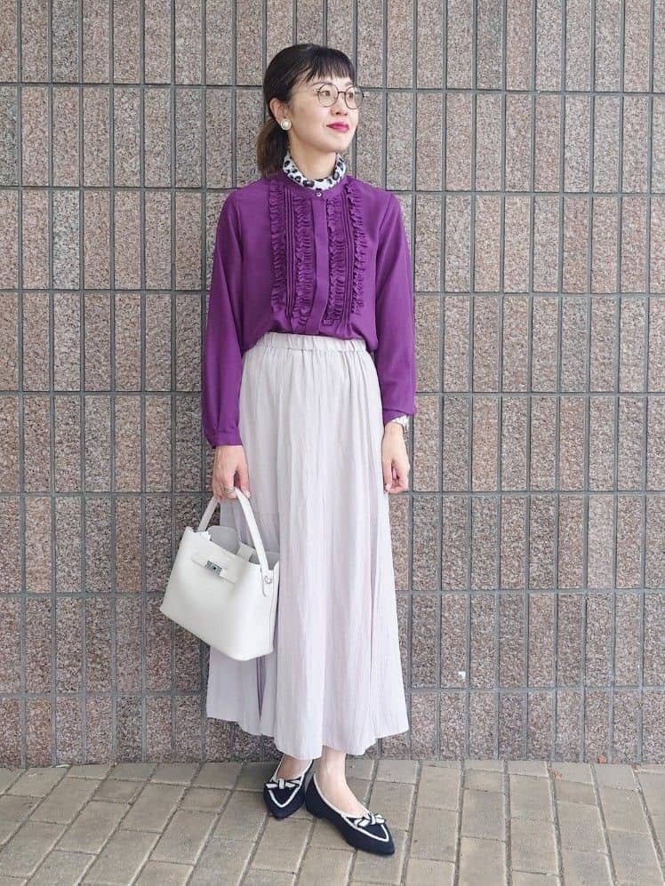 MUTSUKOさんの「UNTITLED｜【1枚で着映え/オンオフ着回し】フリルサテンブラウス」を使ったコーディネート