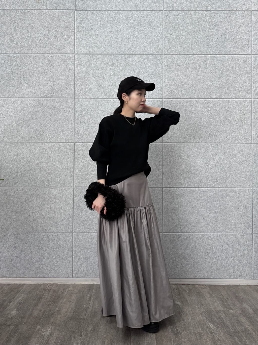 ひなさんの「INDIVI｜レザーライクマキシスカート」を使ったコーディネート