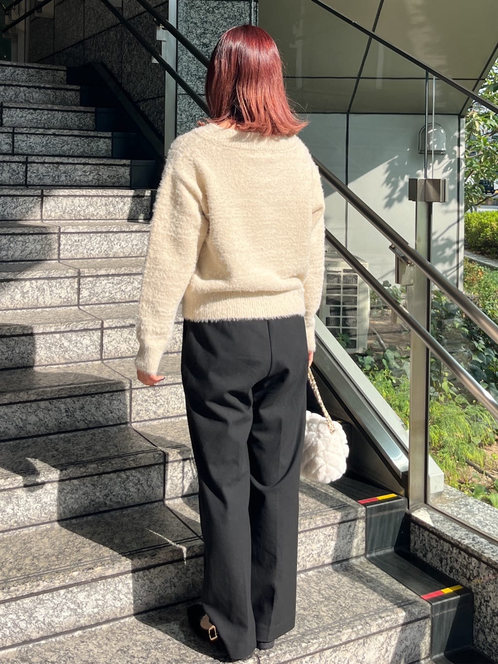 HANNAさんの「OPAQUE.CLIP｜スパンコールフェザーVネックニット【洗濯機OK】」を使ったコーディネート