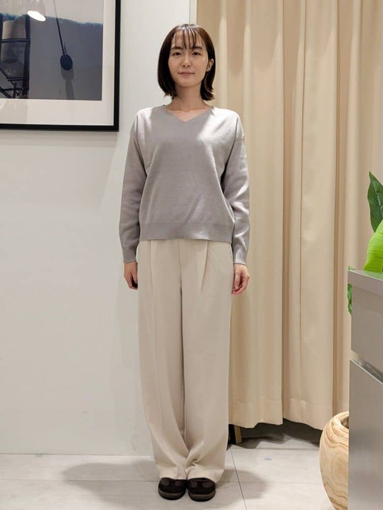 なめさんの「THE SHOP TK｜【すっきりシルエットが叶う】大人のためのVネックニット/毛玉になりにくい/静電気防止/洗濯機OK」を使ったコーディネート