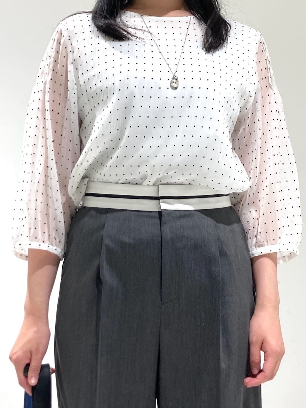momokoさんの「INDIVI｜フロッキードットブラウス」を使ったコーディネート
