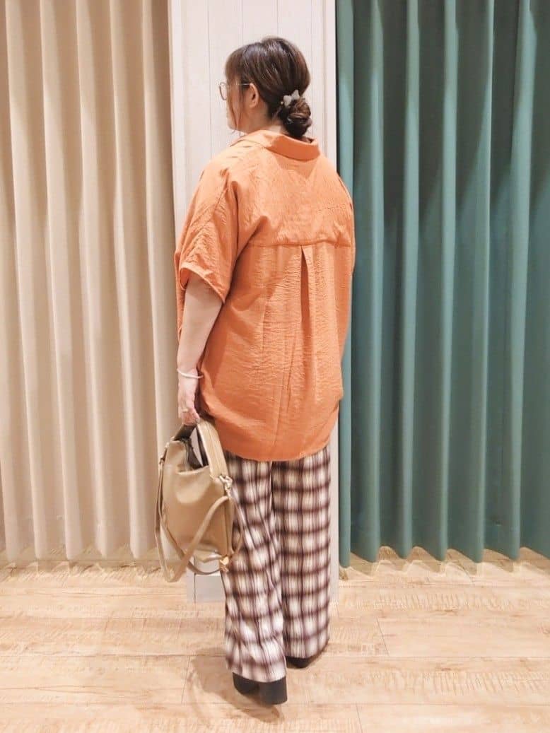 タガさんの「SHOO･LA･RUE｜【洗える/S-LL/5分袖】1枚でも羽織としても。さらさらドレープシャツ」を使ったコーディネート