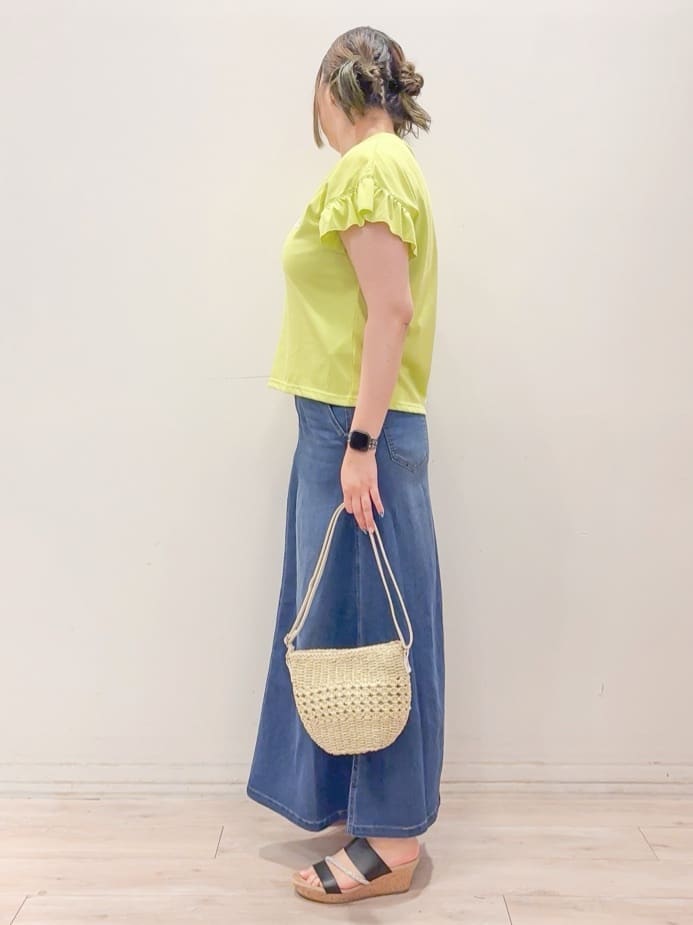 naoさんの「SHOO･LA･RUE｜【S-LL/汗ジミ軽減/ひんやり/UVカット】フリルTシャツ」を使ったコーディネート