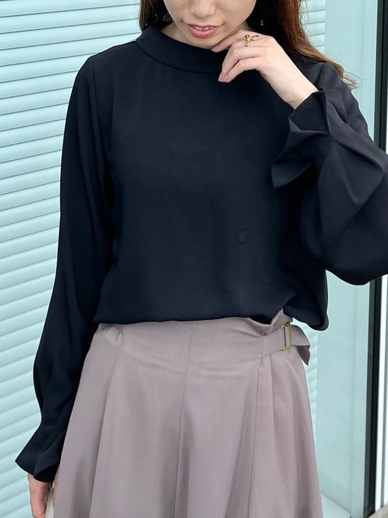 はばさんの「Couture brooch｜【大人可愛い・通勤】ロールカラーバックリボンブラウス」を使ったコーディネート