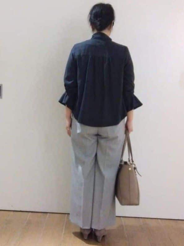 sakoさんの「Reflect｜【キレイめスタイル／通勤におすすめ◎】ボウタイシャンブレーカラーブラウス」を使ったコーディネート