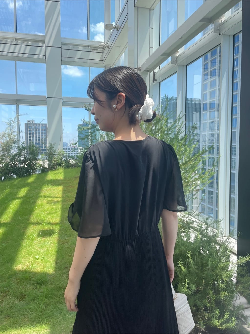 abeさんの「Couture brooch｜【二の腕カバー・楽ちん・通勤】シフォンプリーツワンピース」を使ったコーディネート
