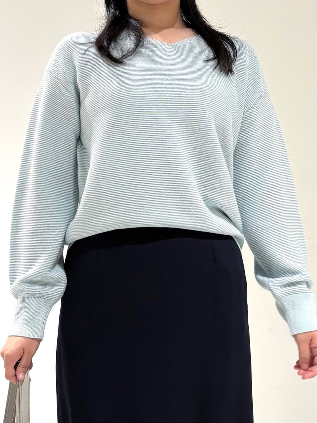 momokoさんの「INDIVI｜【ウール混ラメ素材】Vネック煌めきニット」を使ったコーディネート