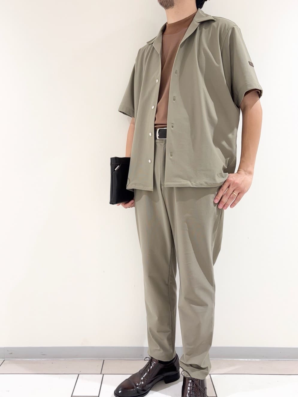 及川さんの「TAKEO KIKUCHI｜【COOL CITY WEAR】エアートール オープンカラーシャツ /接触冷感・通気性」を使ったコーディネート