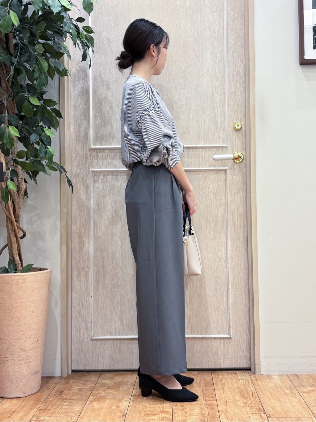 なみさんの「SHOO･LA･RUE｜【洗濯機可/S-LL】すっきり上品きれい見え タックワイドパンツ」を使ったコーディネート