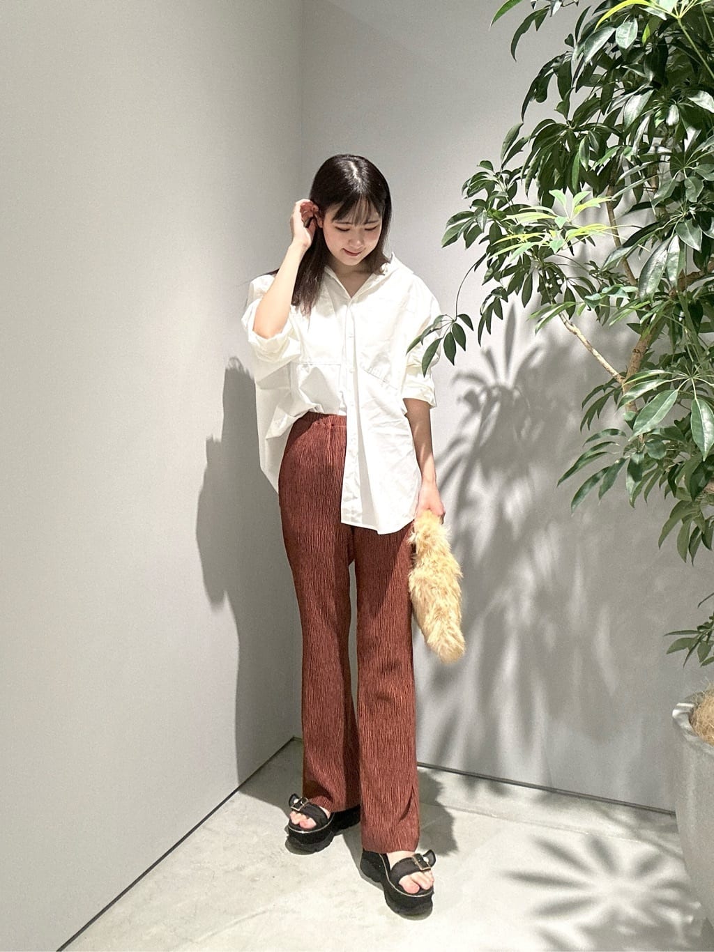 Renoさんの「INDIVI｜ベロアフレアパンツ」を使ったコーディネート