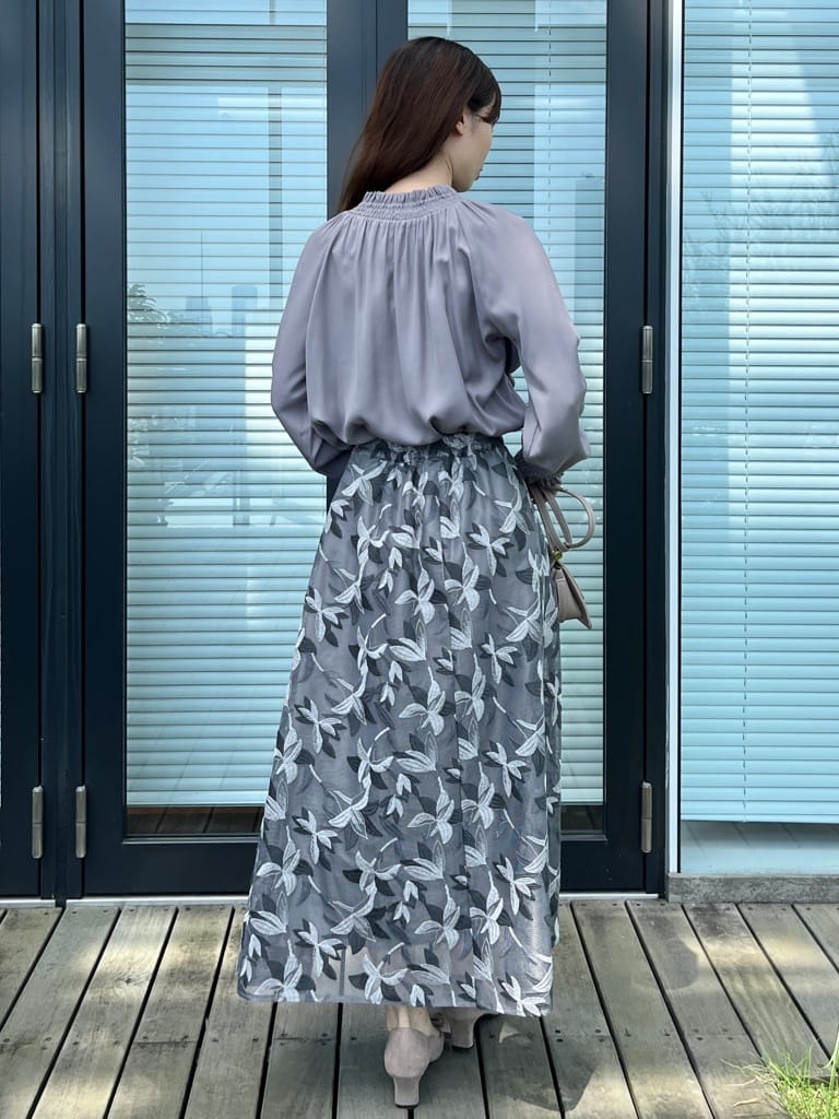 はばさんの「Couture brooch｜【きれいめ・通勤】RTピケ前後2WAYシャーリングブラウス」を使ったコーディネート