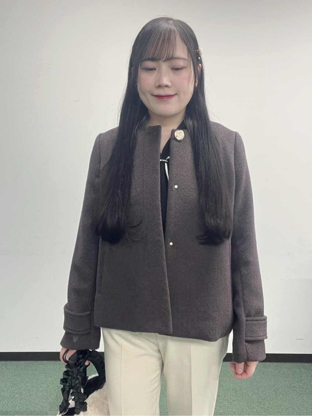 Hitomiさんの「index｜ゴールドパーツ付きボウタイニット【洗濯機OK】《10col／XS～LL》」を使ったコーディネート
