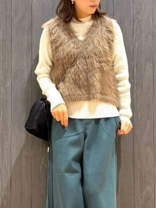meiさんの「SHOO･LA･RUE｜【高レビュー/2点セット】着るだけでコーデが決まる フェザーニットベスト&times;リブニット」を使ったコーディネート