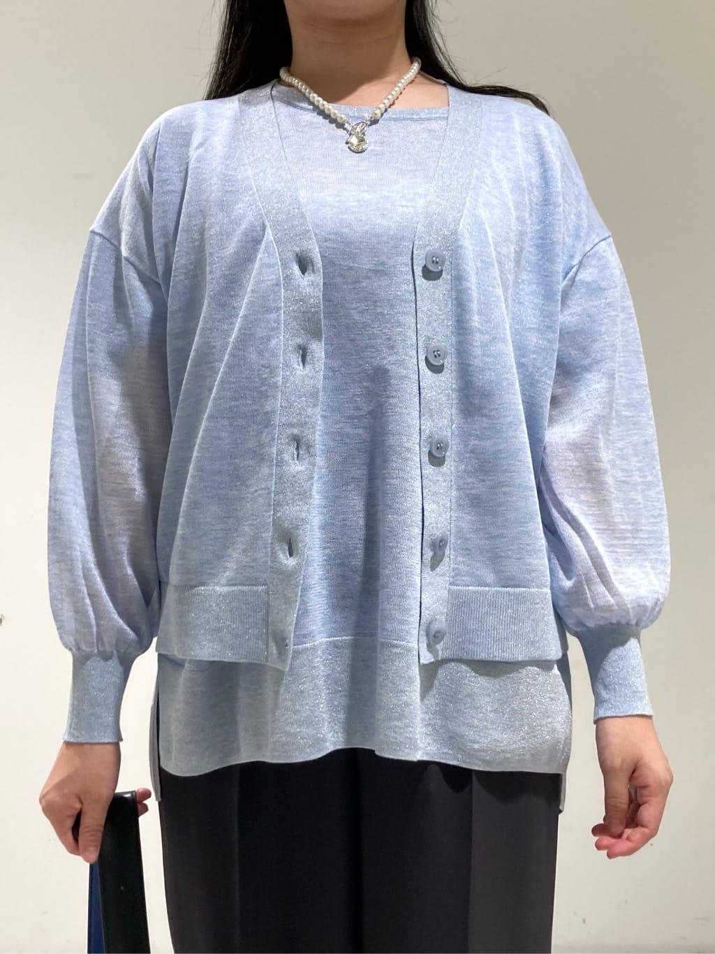 momokoさんの「INDIVI｜【程よいシアー素材/洗える】バイカラーラメカーディガン」を使ったコーディネート
