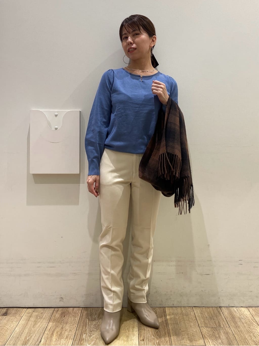 YUKOさんの「index｜パール調パーツ付きクルーネックニット【洗濯機OK】《8col／XS～3L》」を使ったコーディネート