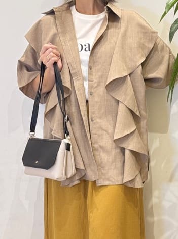 misakiさんの「SHOO･LA･RUE｜【洗える/S-LL】大きめのフリルが印象的 デザインブラウス」を使ったコーディネート