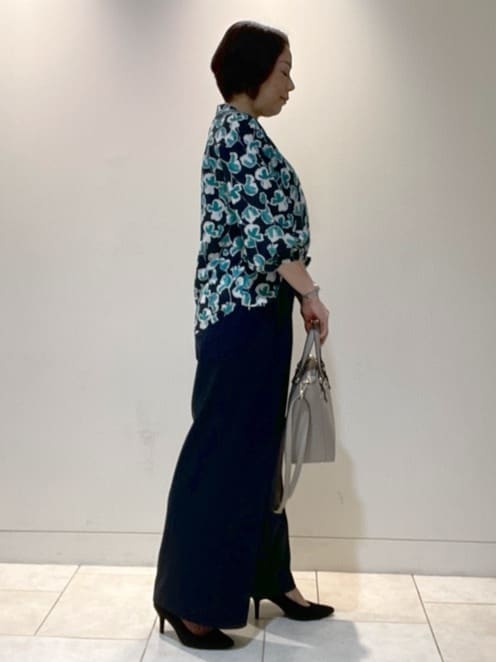 フミさんの「Reflect｜【ジャケットのインナーにおすすめ◎】花柄タックデザインブブラウス」を使ったコーディネート