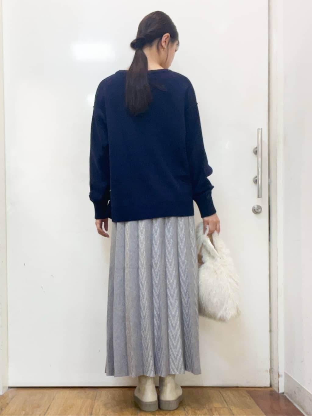 sakiさんの「SHOO･LA･RUE｜【洗濯機可/ちくちくしにくい】大人カジュアルを叶える スウェットライクニット」を使ったコーディネート