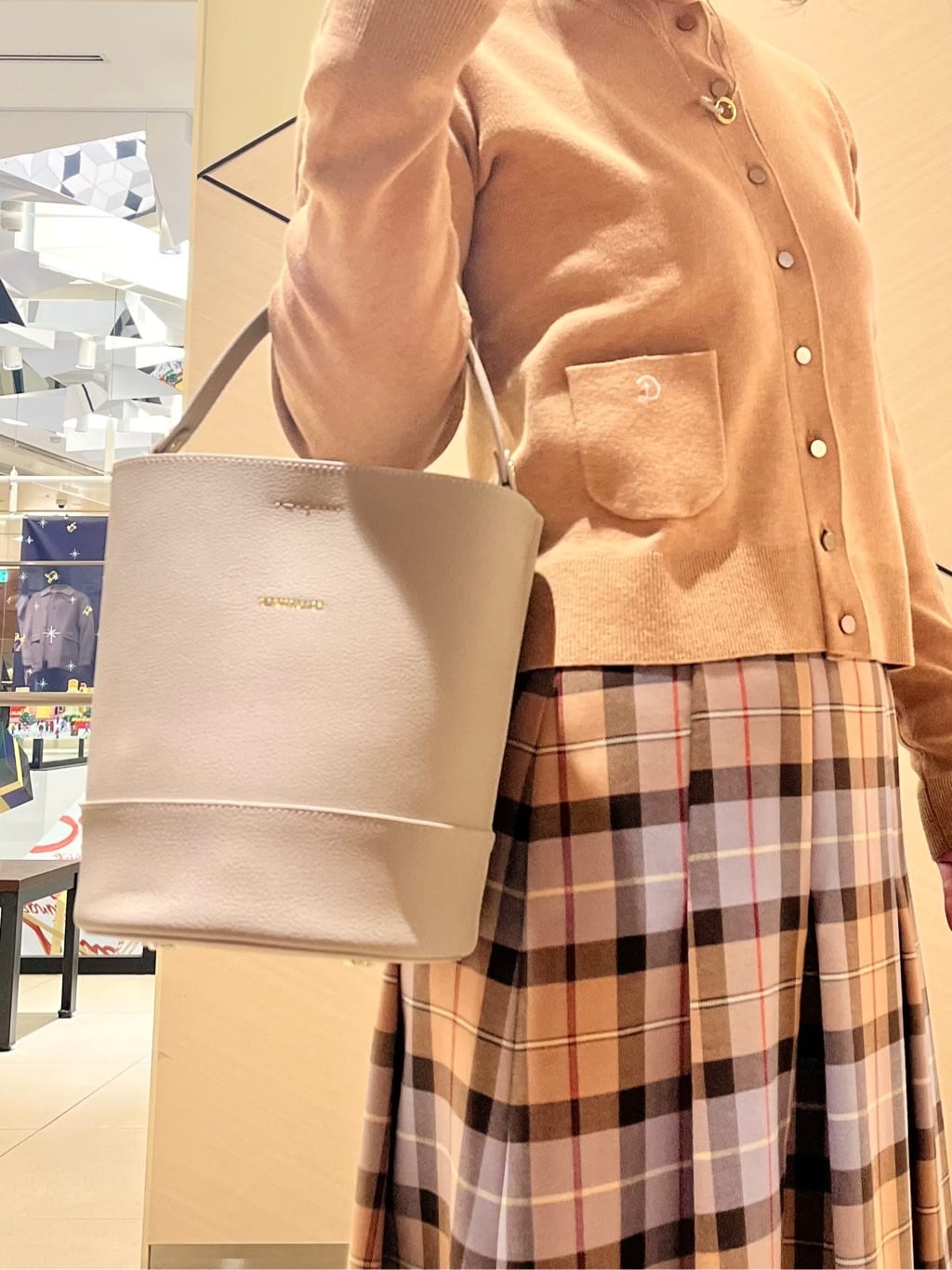 yahataさんの「DRESSTERIOR｜◆チェックタックソフトプリーツスカート」を使ったコーディネート