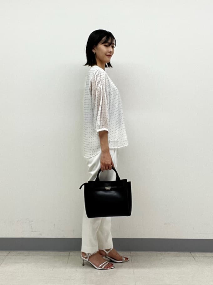 hinanoさんの「INDIVI｜フロッキードットブラウス」を使ったコーディネート