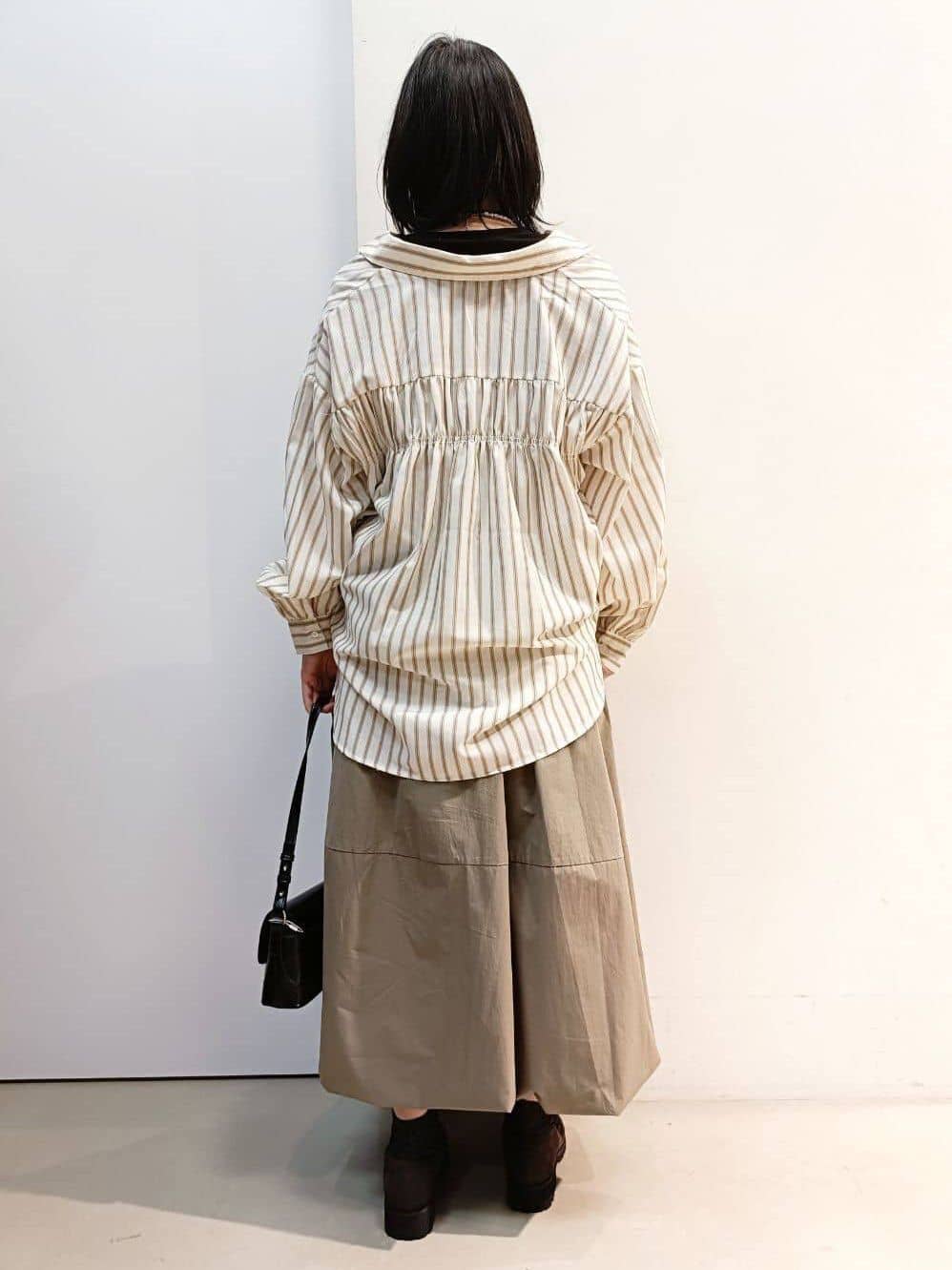 あんさんの「THE SHOP TK｜【後ろ姿もサマになる】ストライプ バックシャーリングシャツ/体型カバー/洗える」を使ったコーディネート