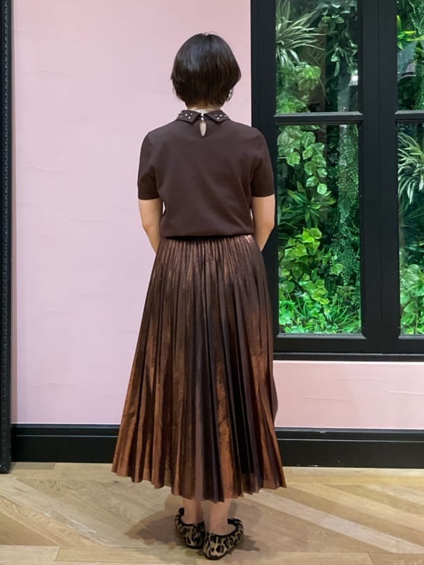 ogataさんの「DRESSTERIOR｜【洗える/ストレッチ性/オンオフ】箔プリントプリーツスカート」を使ったコーディネート