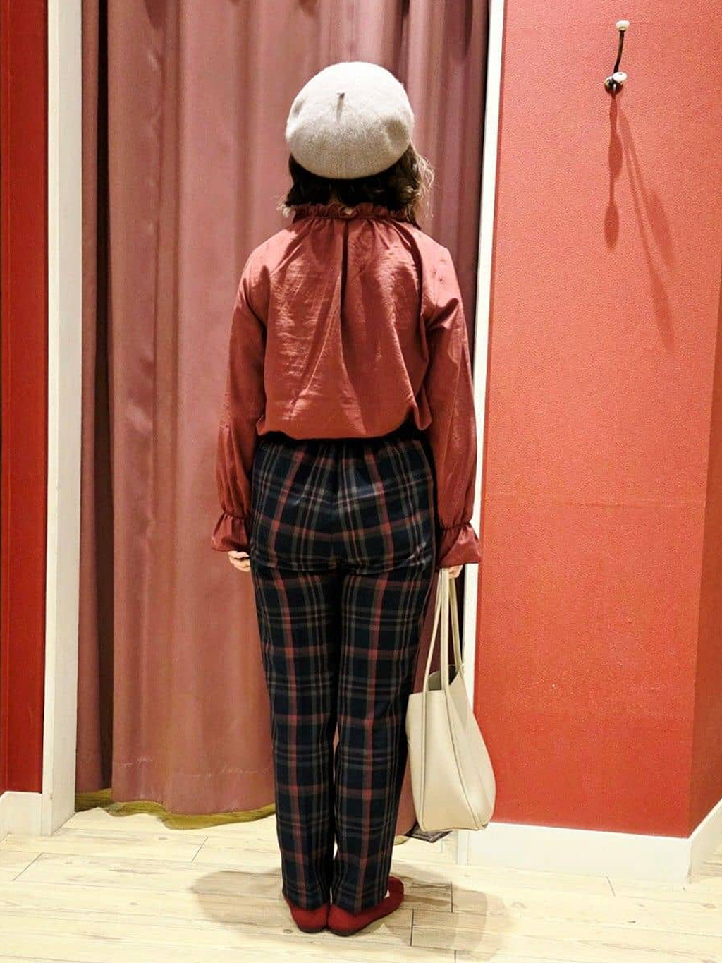 YUTAさんの「SHOO･LA･RUE｜【S-LL/洗濯後しわになりにくい/吸水速乾/UV】大人フェミニンな装いに 襟フリルブラウス」を使ったコーディネート