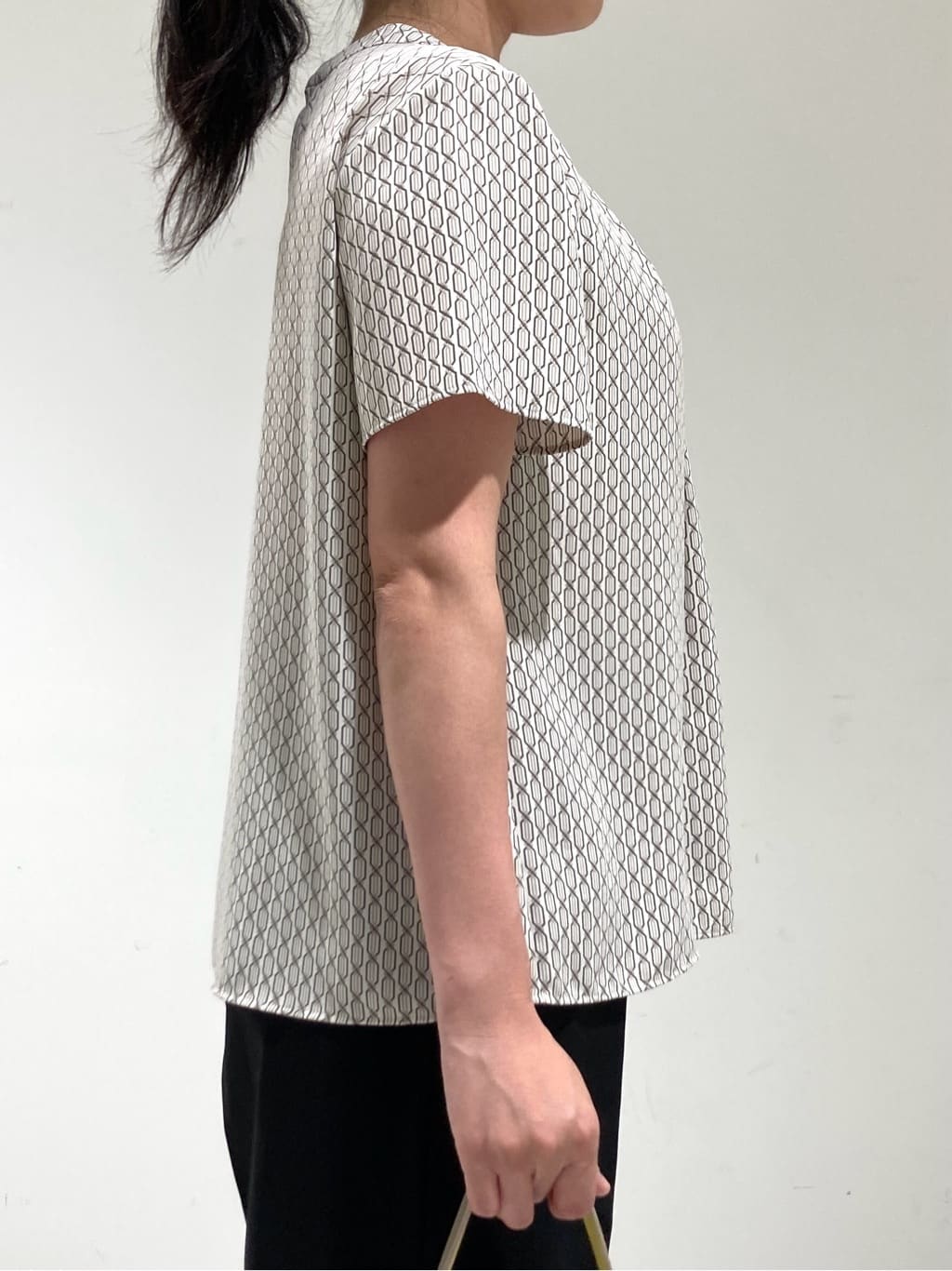 momokoさんの「INDIVI｜【UVケア】モノグラム ボウタイデザインブラウス」を使ったコーディネート