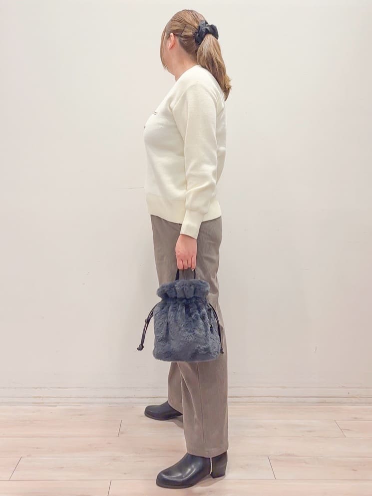 naoさんの「SHOO･LA･RUE｜【洗濯機可/ちくちくしにくい】大人のための スウェットライク刺繍ロゴニット」を使ったコーディネート
