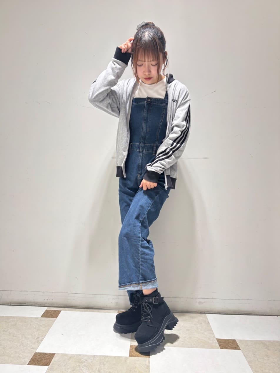 せらら⭐️さんの「ESPERANZA｜レースアップバックル厚底ブーツ」を使ったコーディネート