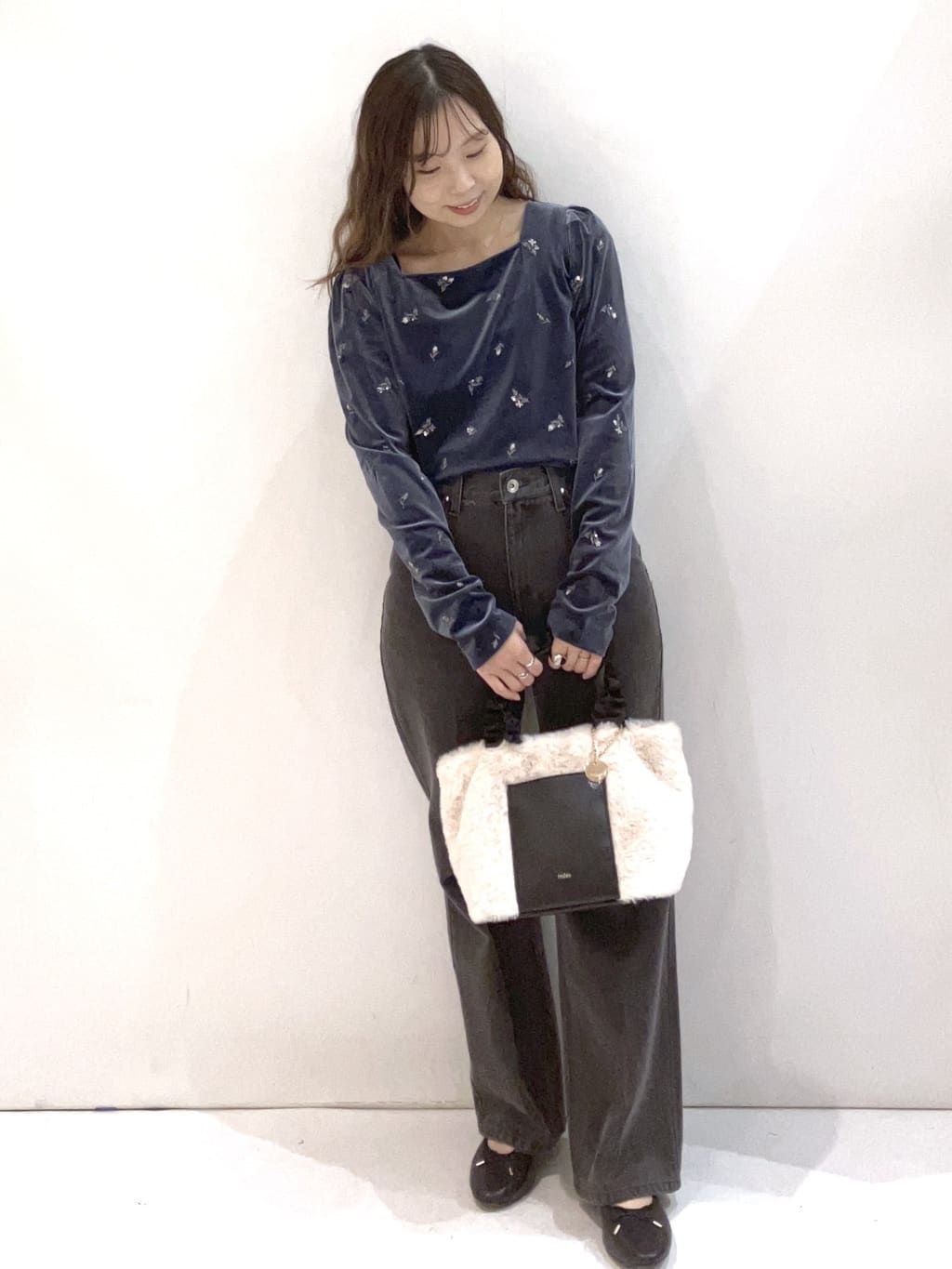 hirokoさんの「OPAQUE.CLIP｜バックシャン小花刺繍ベロアトップス【洗濯機OK】」を使ったコーディネート