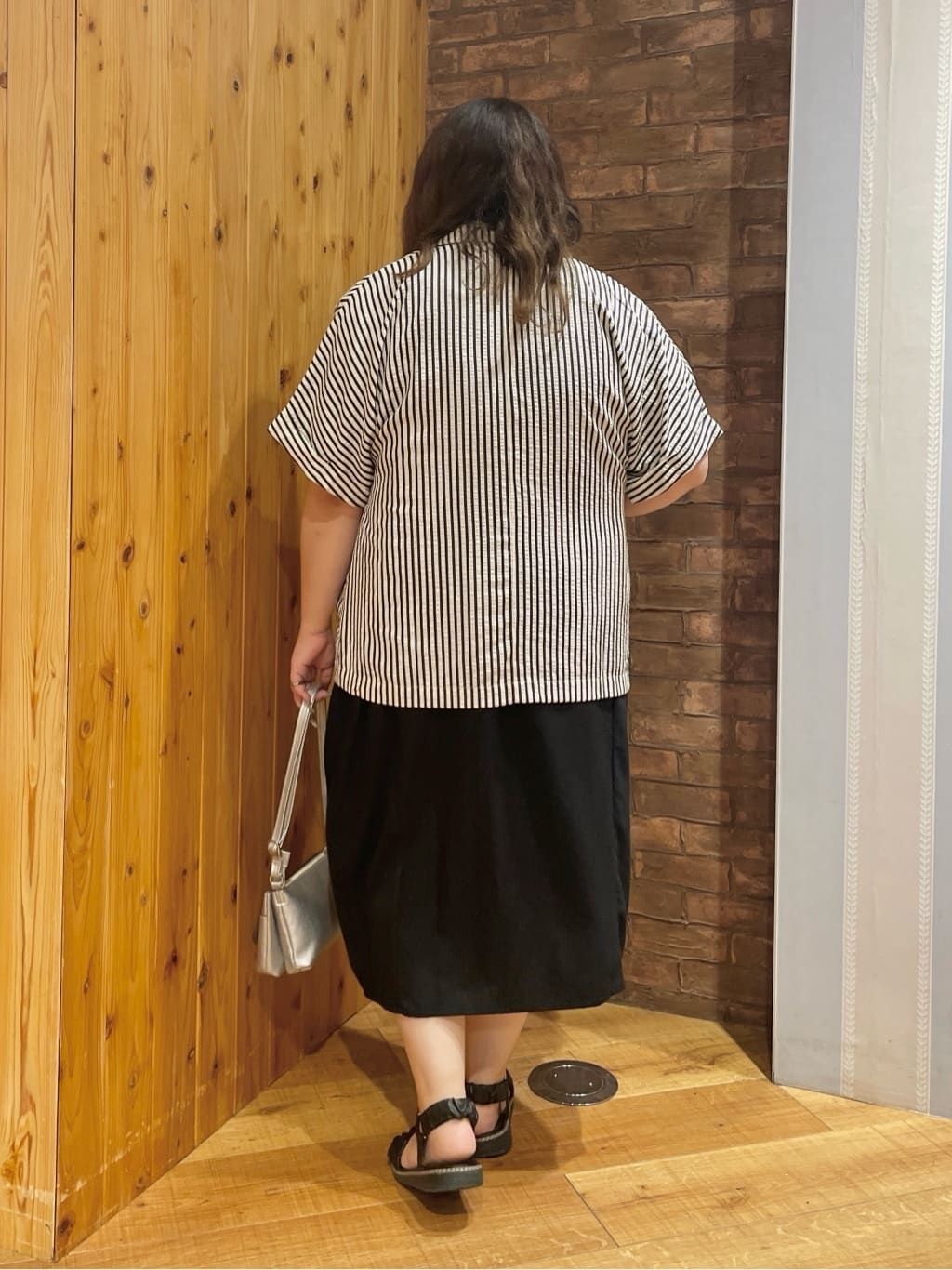 Risaさんの「SHOO･LA･RUE｜【S-LL】楽にサマ見え コクーンシルエットの涼やかワンピース」を使ったコーディネート