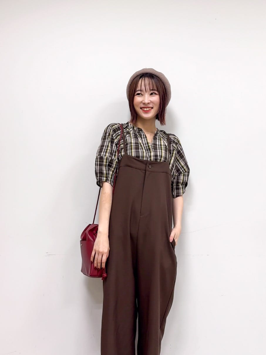 𝐜𝐡𝐢𝐤𝐚さんの「SHOO･LA･RUE｜【S-LL/洗濯後しわになりにくい】ランタンスリーブで女性らしく 5分袖スキッパーブラウス」を使ったコーディネート