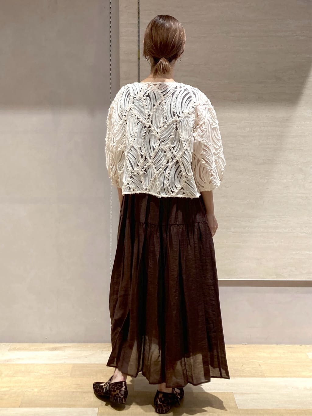 たけねぇさんの「OPAQUE.CLIP｜シアー刺繍レース前開きブラウス【洗濯機洗い可】」を使ったコーディネート