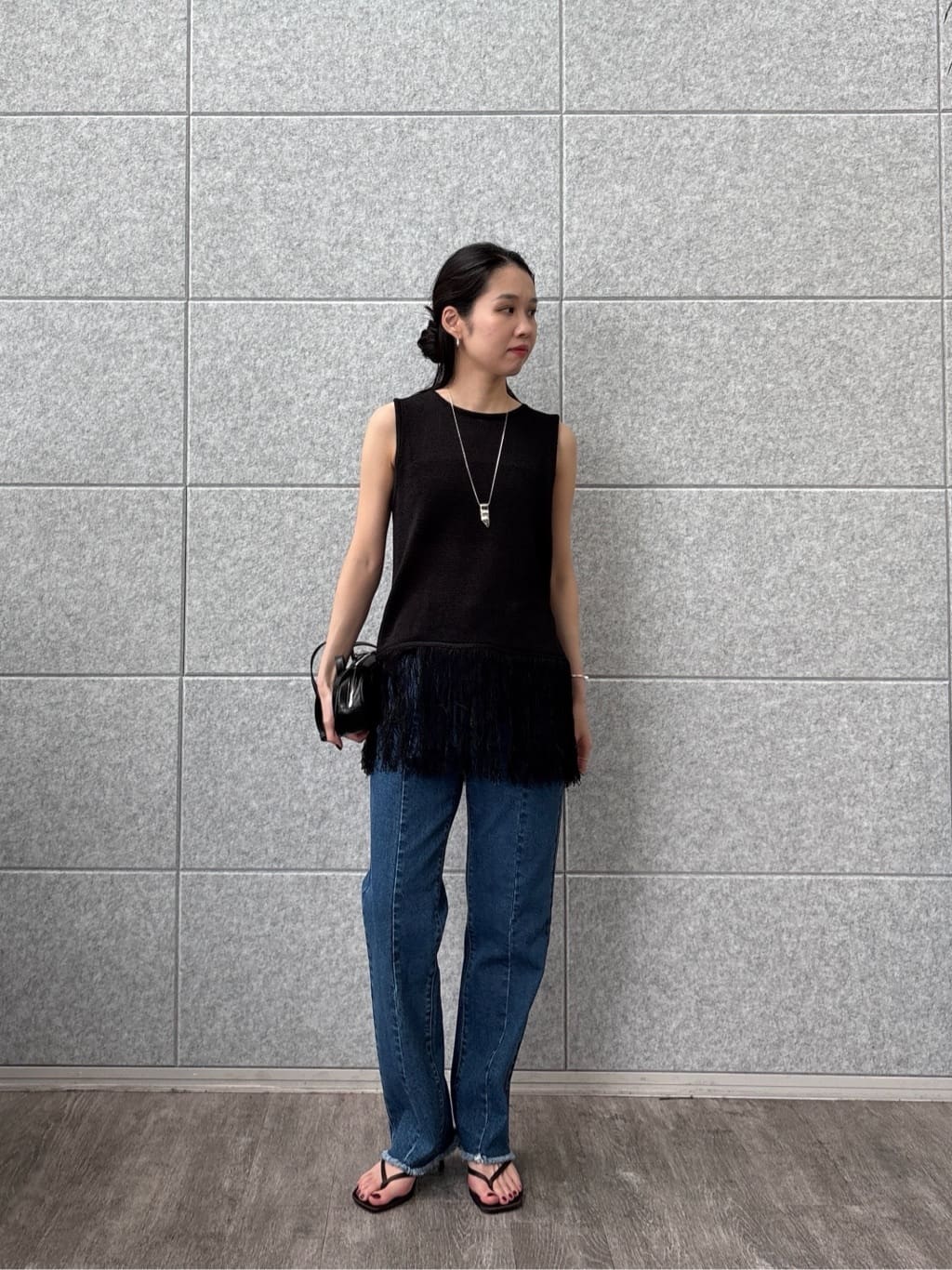 ひなさんの「INDIVI｜スリーブレスフリンジニット」を使ったコーディネート