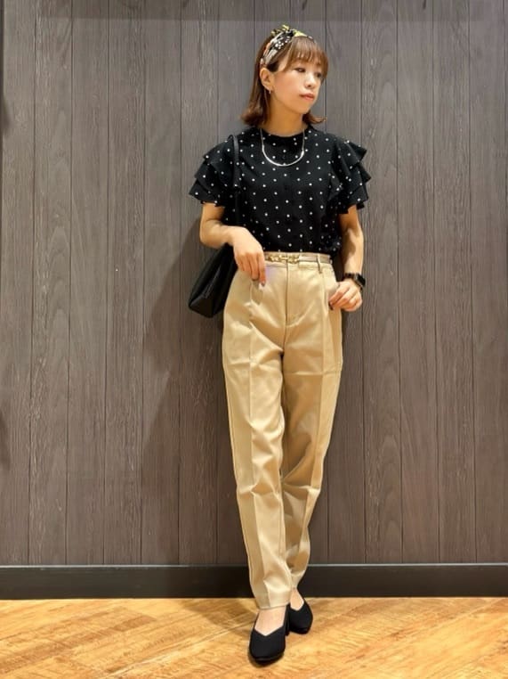 meiさんの「SHOO･LA･RUE｜【無地/ドット柄】お袖フリルが華やぐ きれいめブラウス」を使ったコーディネート