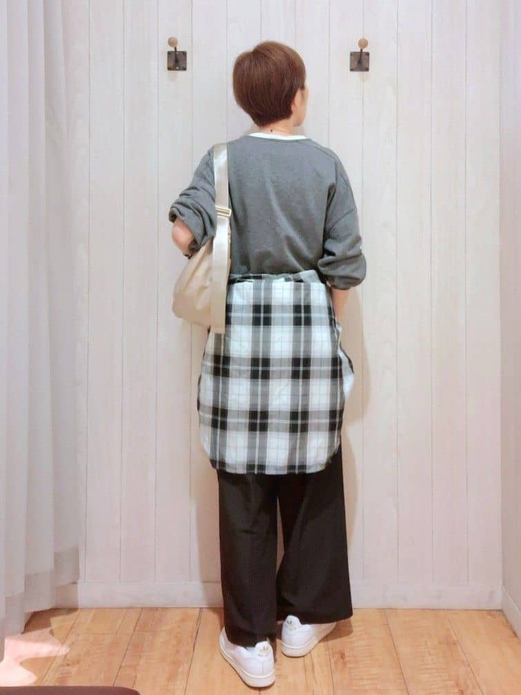 Ribさんの「SHOO･LA･RUE｜【S-LL/汗ジミ軽減/ひんやり/UV】体型カバーに タック入りドルマントップス」を使ったコーディネート