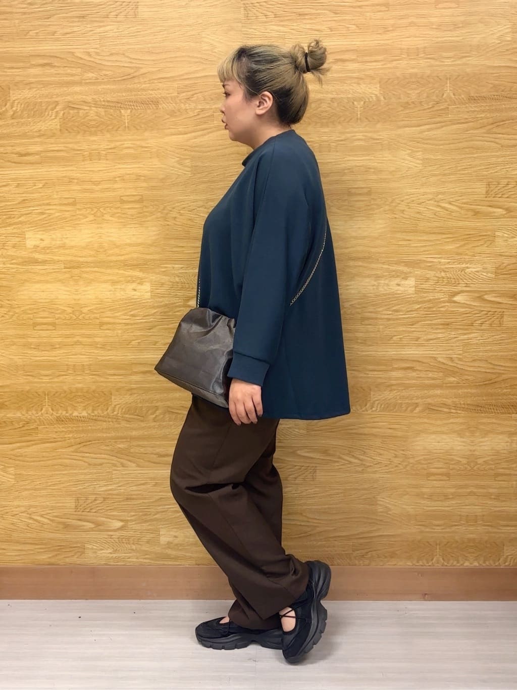 ぁむさんの「SHOO･LA･RUE｜【S-LL/体型カバー】とろみ感が心地よい 裾タック ドルマンチュニック」を使ったコーディネート