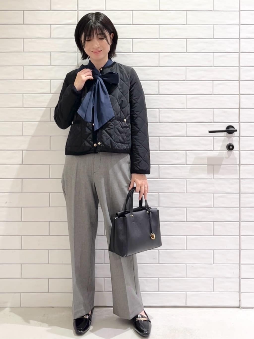しおりさんの「OPAQUE.CLIP｜【2WAY／人間工学】シュリンクミドルトートバッグ」を使ったコーディネート
