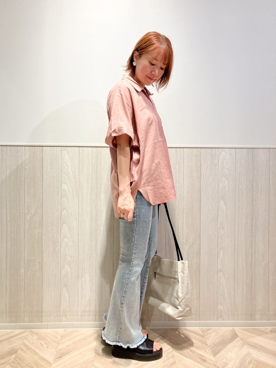 shokoさんの「SHOO･LA･RUE｜【S-LL/UV/接触冷感/抗菌防臭】体型を自然にカバー フレンチリネンブレンド襟付ドルマンシャツ」を使ったコーディネート